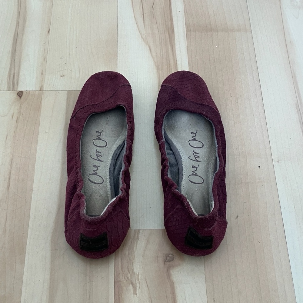 Toms Women's Burgundy Textured Slip-On Flats